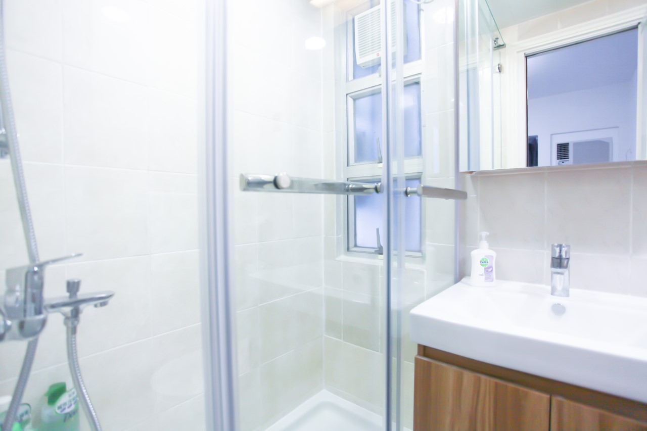 Modern Bathroom ( shower) in 2 bedrooms serviced apartment Fortress Hill 